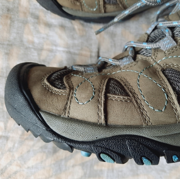 Keen Women's Mid hiking boots zise 7. - Picture 5 of 15
